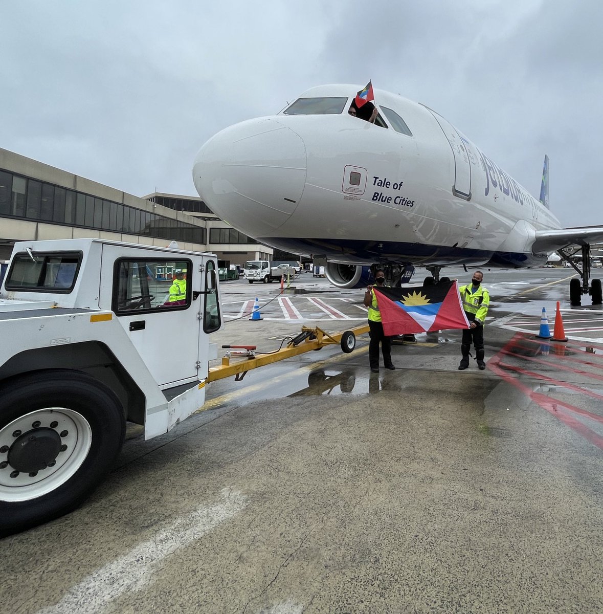 YQRamos's tweet photo. One of the best Blue moments when it comes to opening a new Blue destination! Welcome to EWR, Antigua & Barbuda 🇦🇬 @JetBlue @HelloJetBlue✈️💺 #JetBlueANU @VisitANTIGUAVer https://t.co/2TxITp7WQE