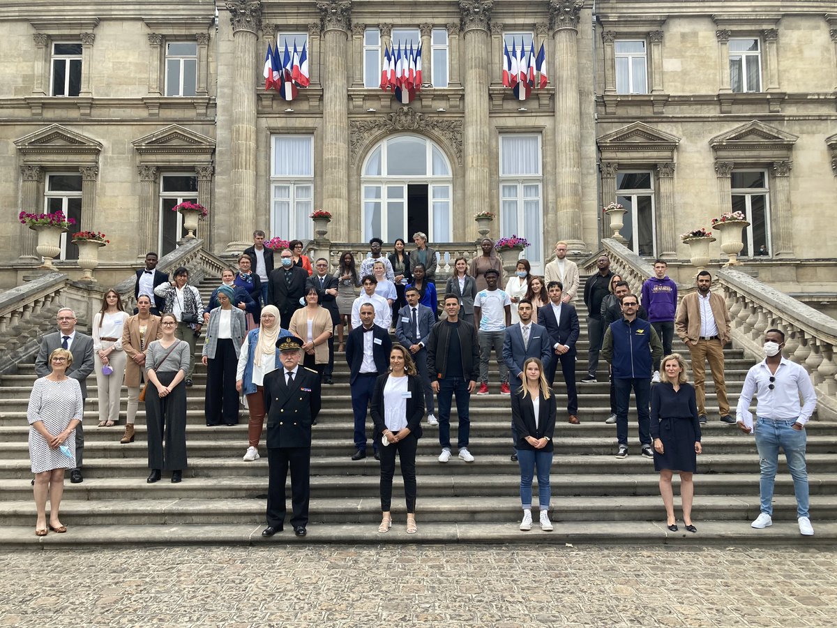 #ProdigesDeLaRépublique « Ces 40 prodiges sont la démonstration qu’il est possible de dépasser ses limites qui peuvent paraître infranchissables, de modeler son destin loin des perspectives qui paraissent inéluctables. Félicitations à eux ! ». Michel Lalande, préfet du Nord