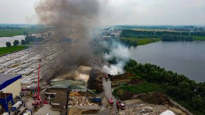 Grote brand nabij Looveer Huissen: rook in wijde omgeving te zien