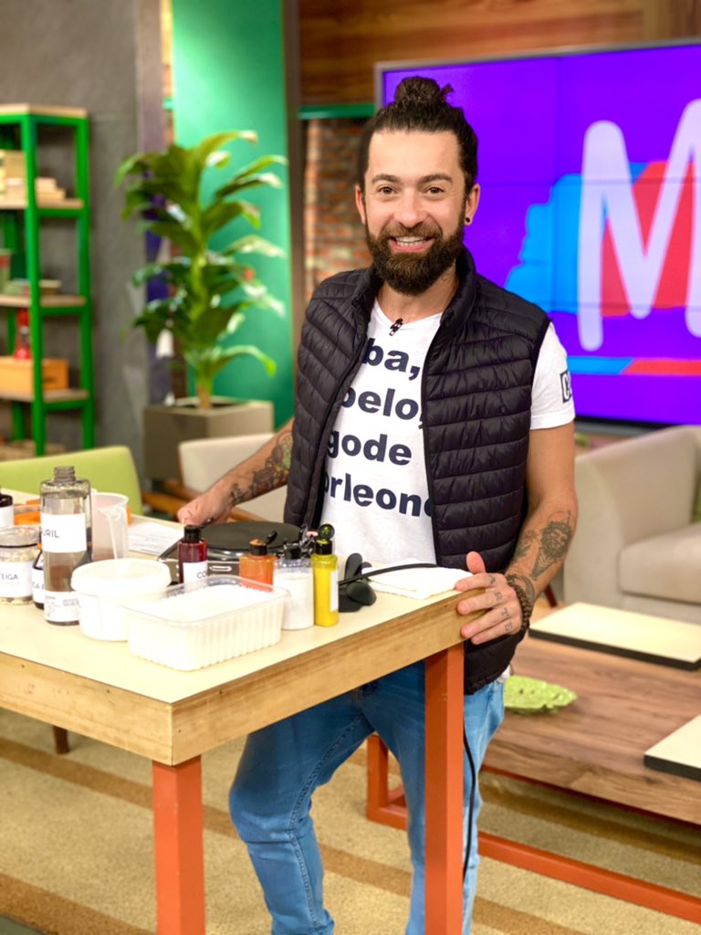gazetamulheres's tweet photo. Está em dúvida do que comprar para o DIA DOS PAIS?? O soap maker Peter Paiva vai nos ensinar a fazer um kit de barbear perfeito para todo pai. 🪒 #SempreJuntas #SempreMulheres #Barba #Barbear #Kit #DiaDosPais https://t.co/XcEcVlNbe6