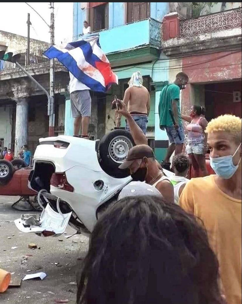 TorralbasLuis's tweet photo. Esta foto es mostrada en varias cuentas de redes sociales y otros medios, como un símbolo de las protestas. Para mi es la prueba de los verdaderos "manifestantes pacíficos" que salieron a las calles de La Habana: delincuentes comunes. Una imagen vale más que mil palabras !!! https://t.co/zI4PhcJOmT