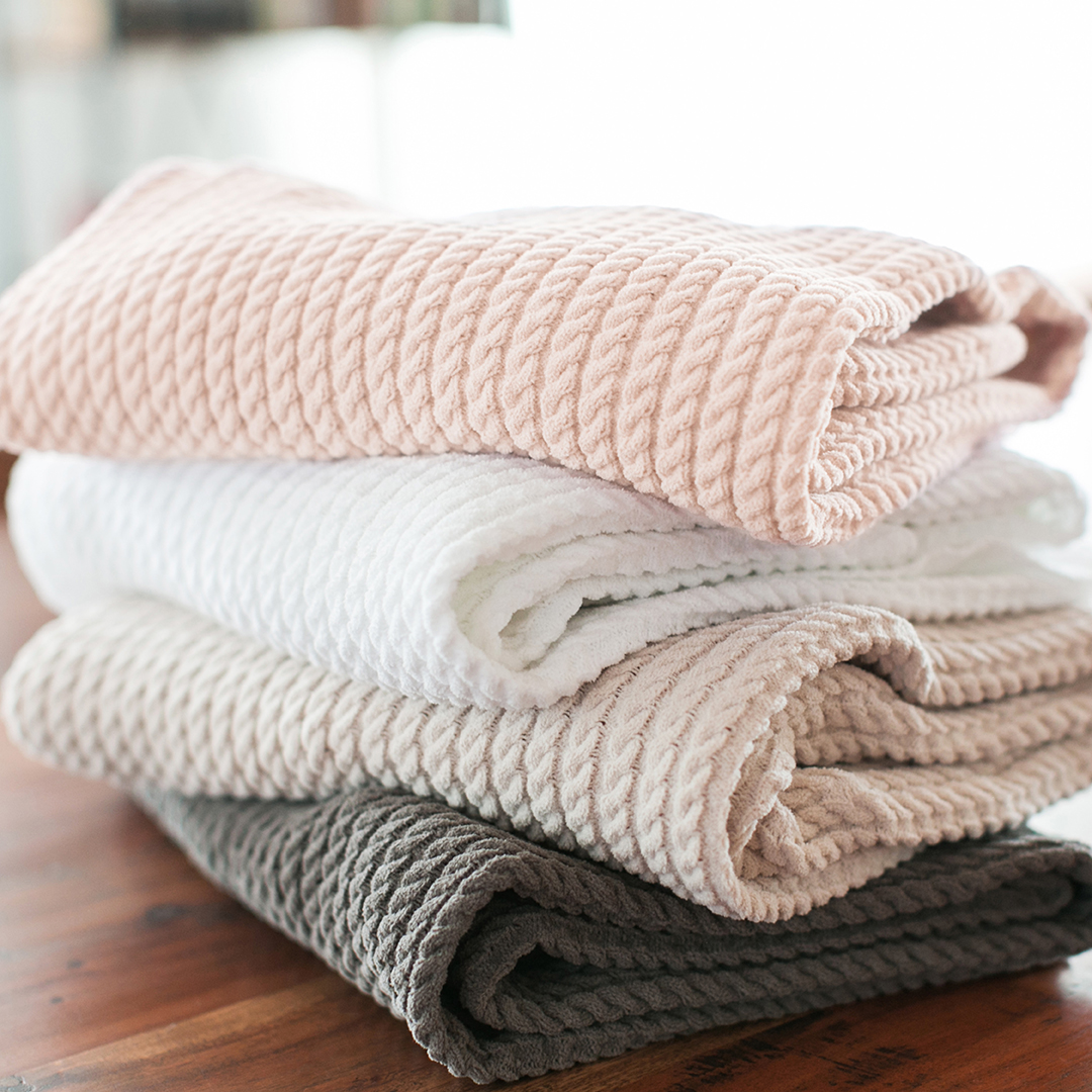 Bundle Them Up in the Coziest Baby Knit Blanket 💗 
 
Like our full-sized knits, these baby blankets are anti-microbial, anti-bacterial, mold-resistant, and even UV resistant!
 
comphy.com/products/baby-… 
 
#Baby #Babybedding #BabyBlanket