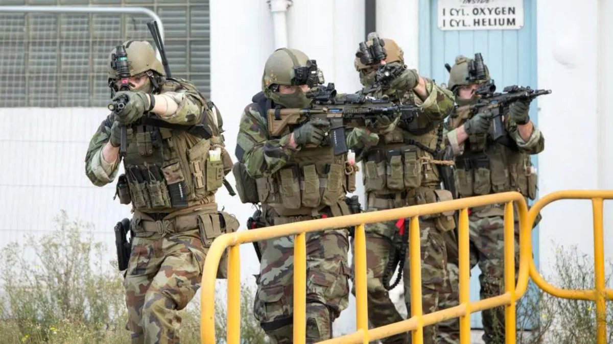 KieranM8982's tweet photo. Think this is a fantastic thing to listen to, an active member of the Army Ranger Wing talking about the unit, training etc.

Definitely worth a listen, this Sergeant sounds very switched on.

https://t.co/wkYClg21ZK

@defenceforces @kforfitz_Wayne @DF_COS https://t.co/Ago7WeTyPS