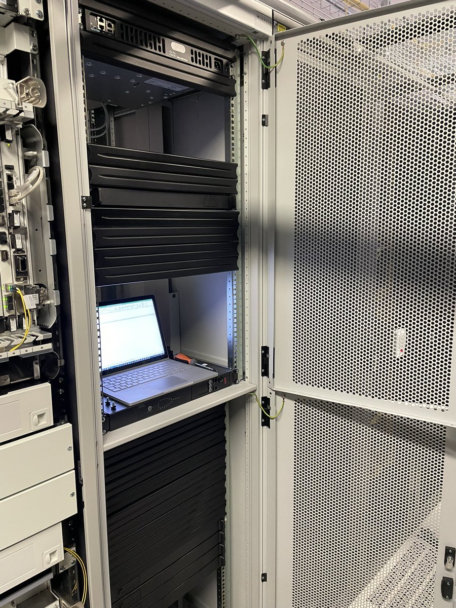 SystemNet2014's tweet photo. Début de l’installation du 1er POP Parisien ! #AS60427 #DC #Cisco #FS #L2L #ftth #ftto #ftte #xDSL #VeeamCloudConnectRepository #Cloud … https://t.co/oa4hMnQe8W