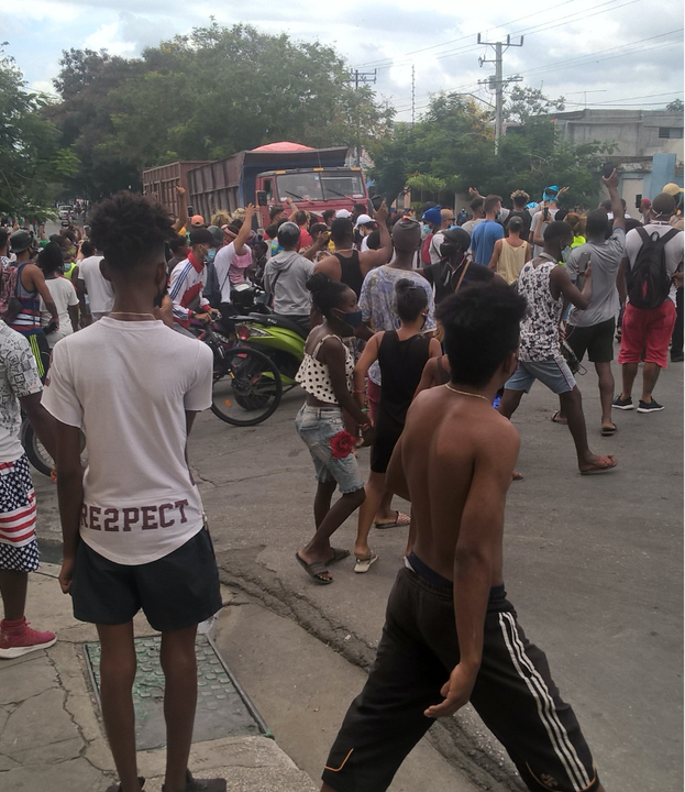 MarioJPenton's tweet photo. "En mis 53 años nunca he visto nada igual en Santiago, este es el principio del fin de la tiranía en Cuba". Gritos de "Cuba libre", "Patria y vida" y "mentirosos" resonaron a través de las calles más importantes de la ciudad https://t.co/fAo5TOmXhR https://t.co/nQg5rPUEU6