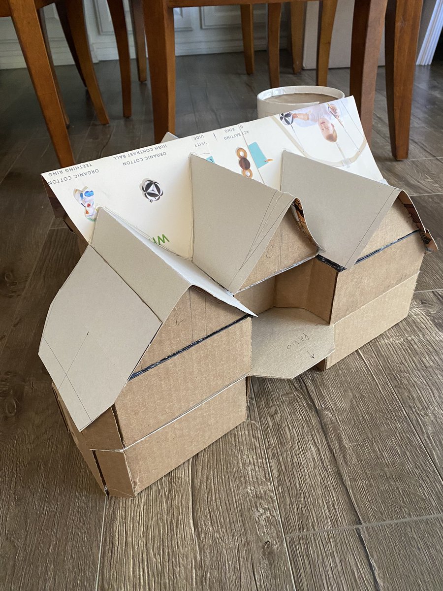 effekted_'s tweet image. Added the roof to my 28mm Xhorhaus! Now to start skinning it in foamboard! #xhorhaus owned by @CriticalRole