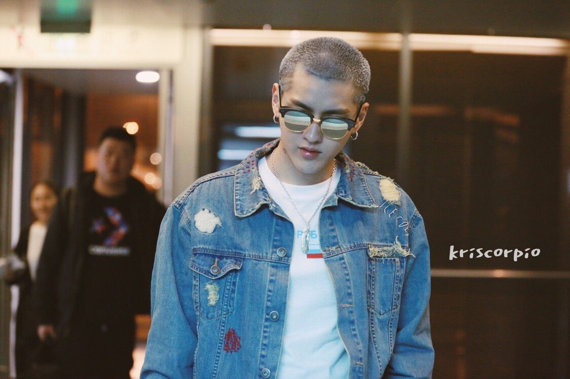KrisBar_WuYiFan's tweet photo. 210714 Kris Wu @KrisWu

Coolest boy wears coolest sunglasses!😎 
Morning Meigeni!☀️

Cr: logo 
#KrisWu #WuYiFan https://t.co/ZIQweij5ts