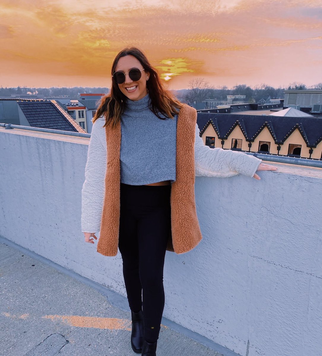 Meet the sisters of the Delta Delta Delta sorority🐬💙 We have sisters who came near and far with all different majors💫  Comment below where your from and your major👇🏻