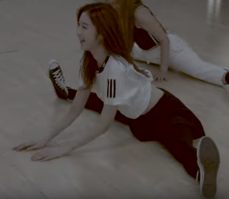 lolerinu's tweet photo. Chaesol improving her splits. More and more graceful each year~
#happy_CHAESOL_day
#누구보다_찬란할_채솔이의_24번째_생일
@cignature_J9 #cignature https://t.co/eR34Sz9lWm