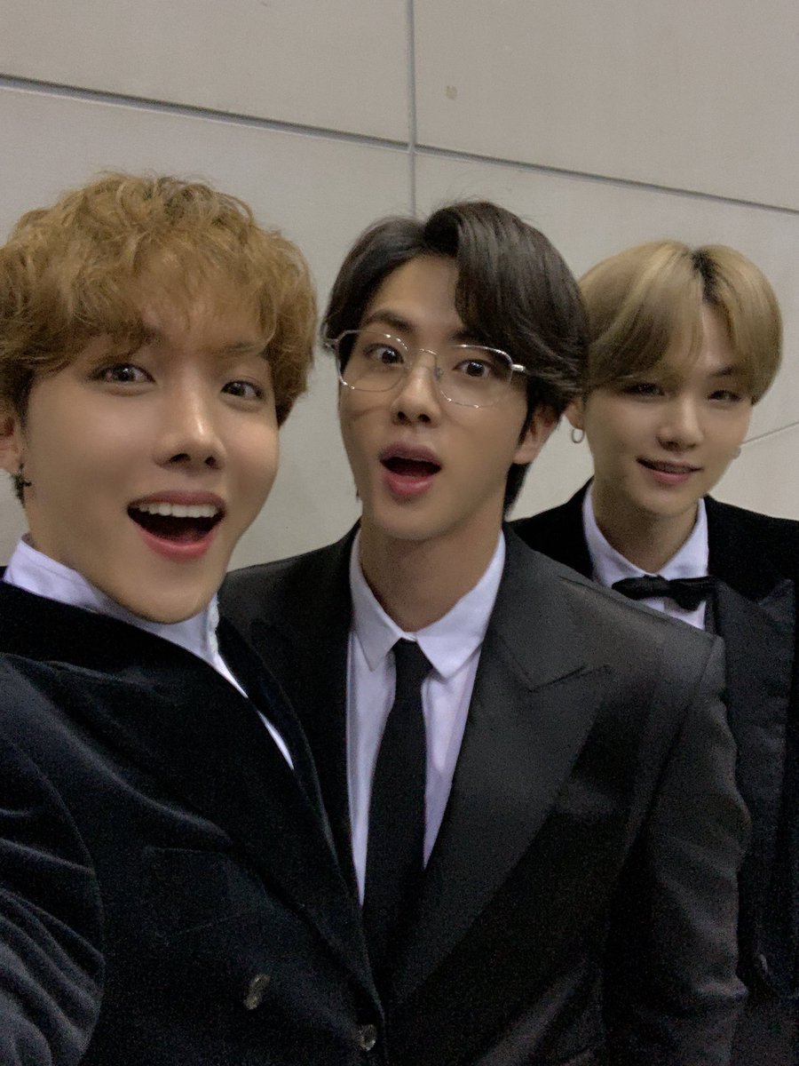 [#Hasen]

Estábamos tan emocionados jugando y bromeando que había olvidado que tenía que plasmar eso aquí.
Nos divertimos demasiado, felicidades chicos fue un cb casi celestial.
 #BeyondTheDakruo     #1YearW𝐃𝐚𝐤𝐫𝐮𝐨𝐌