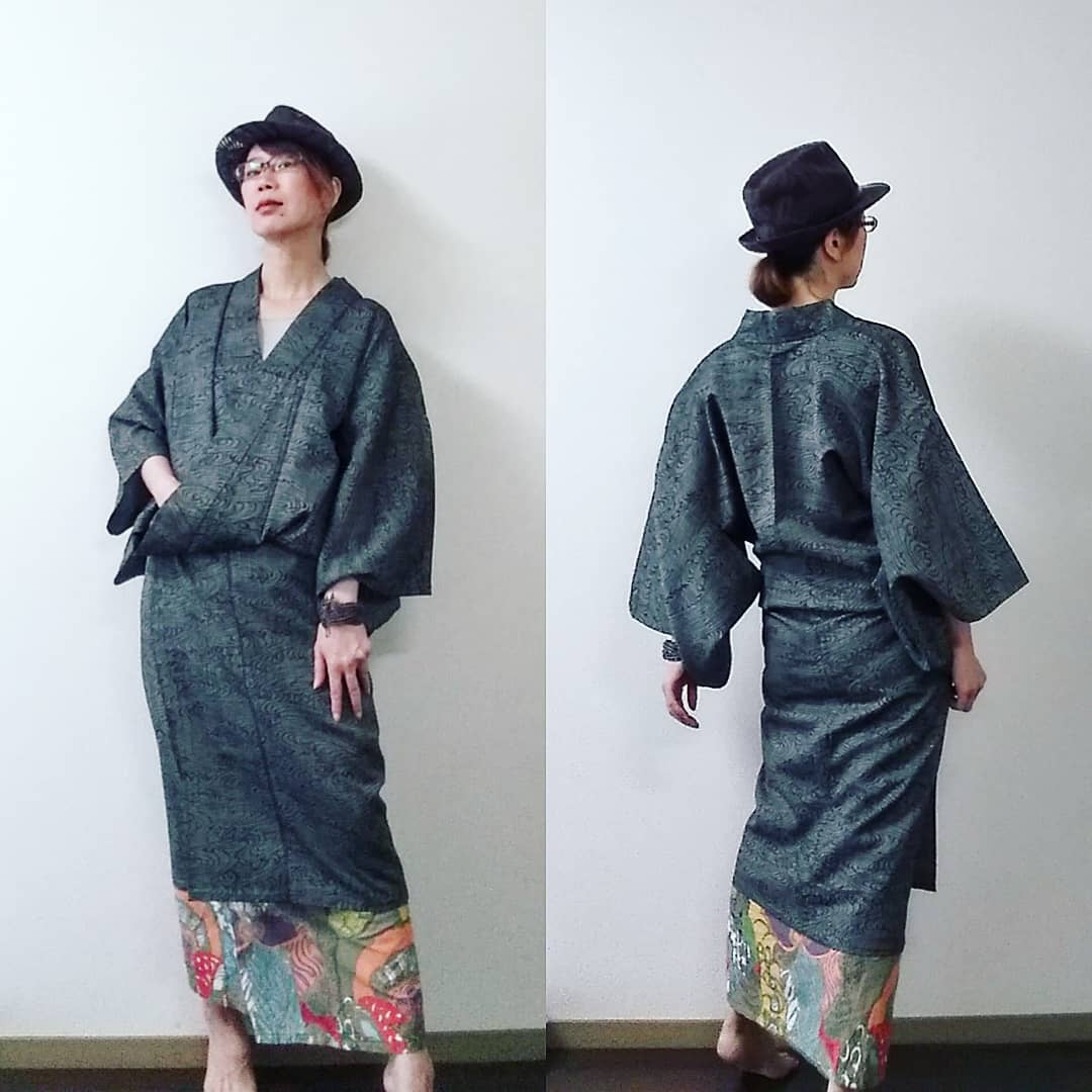 結城花音 夫婦で和洋ミックス着物 着物は着方でいくらでもイメージを変えられる タンクトップに巻きスカート エスニック二部式 浴衣の下 に小さめの夏着物を腰紐だけで着た 衿は自然に緩めて留めていない シルエットがメンズ着物ぽくなったのでハット