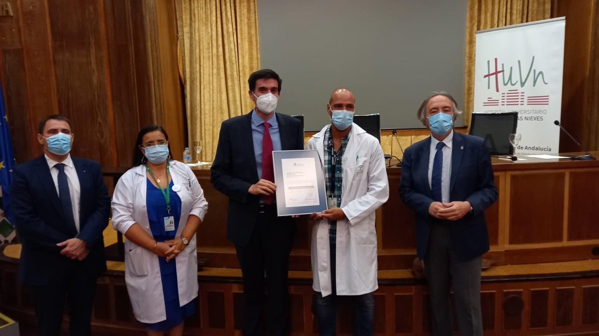 DermaHUVN's tweet photo. Nuestro jefe de servicio, @DrSalvadorArias, recogiendo la certificación @calidadACSA con el nivel óptimo. https://t.co/I7uQEglDCF