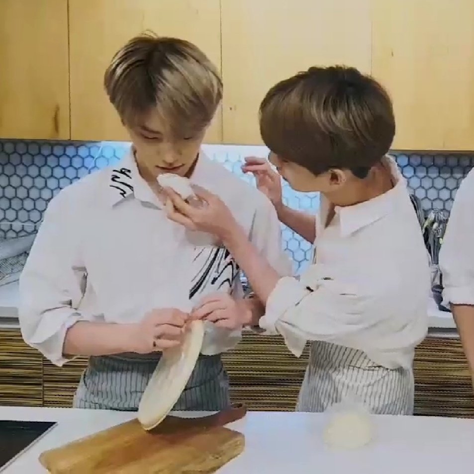 shuazones's tweet photo. Shua has always taken care of his members, he is always so thoughtful and cute. I love him 😿💗

★ —  #JOSHUA #조슈아 #HONGJISOO #홍지수 #SEVENTEEN #세븐틴 @pledis_17 https://t.co/SvxtKyNQdj