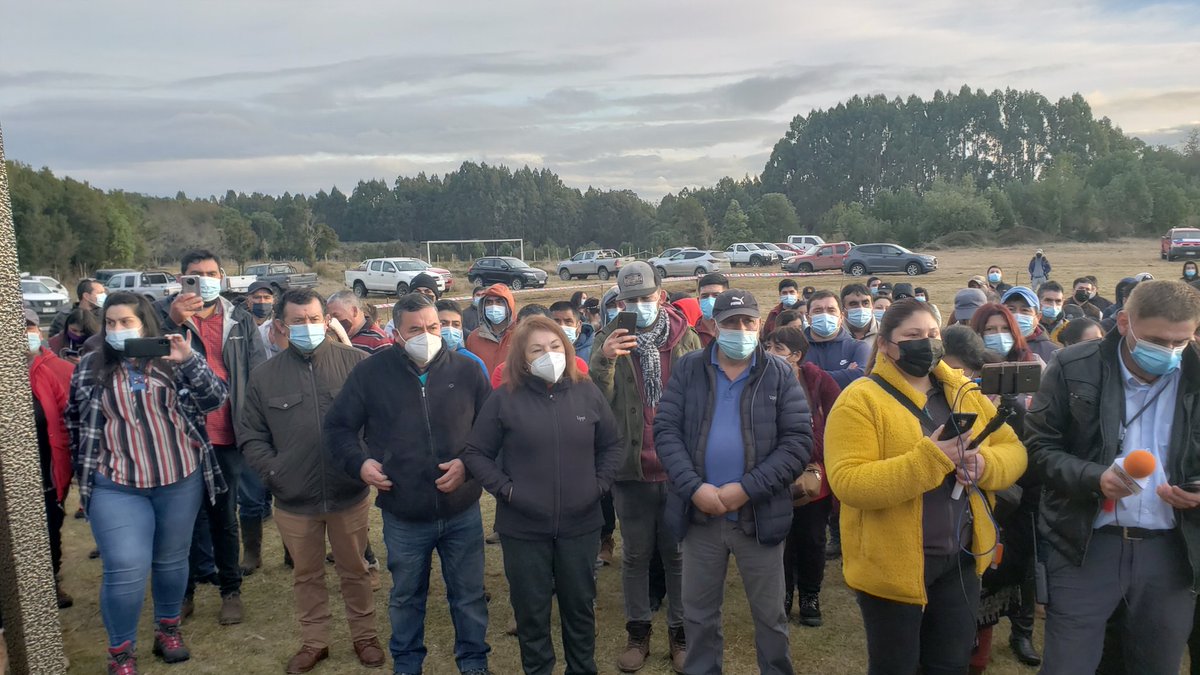 Hoy estamos en Calbuco con cientos de familias junto al @diputadosantana defendiendo las fuentes laborales de miles de familias q se dedican a la extracción sustentable del pon pon. Nuestro compromiso esta con ellos.Y los defenderemos como lo hicimos con el uso de la leña!!💪💪