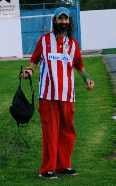 Su labor siempre es impagable, en el graderío siempre se escucha aquello de si los jugadores corrieran lo mismo que Pedro ganábamos de goleada.. Hoy queremos homenajear a un personaje del deporte molinense Pedro García Rodríguez el de Santa Bárbara siempre al servicio del fútbol.