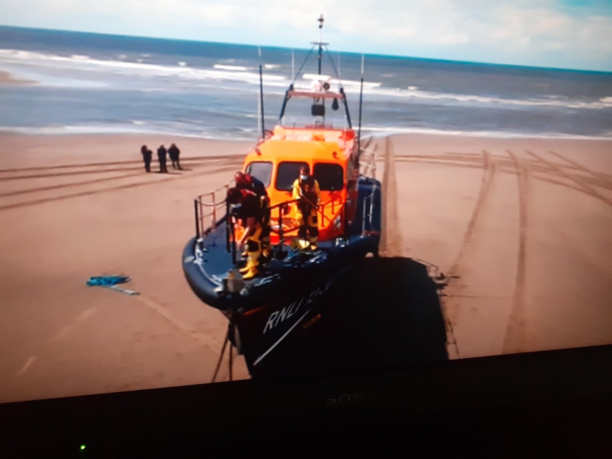 A nice surprise to see this lovely lady and her crew on <a href="/S4C/">S4C 🏴󠁧󠁢󠁷󠁬󠁳󠁿</a> tv channel tonight.
<a href="/Danzie78/">Danielle Rush</a> <a href="/EleriWRoberts/">Eleri Roberts</a> - looking good as always <a href="/RNLI_Barmouth/">Barmouth Lifeboat</a>