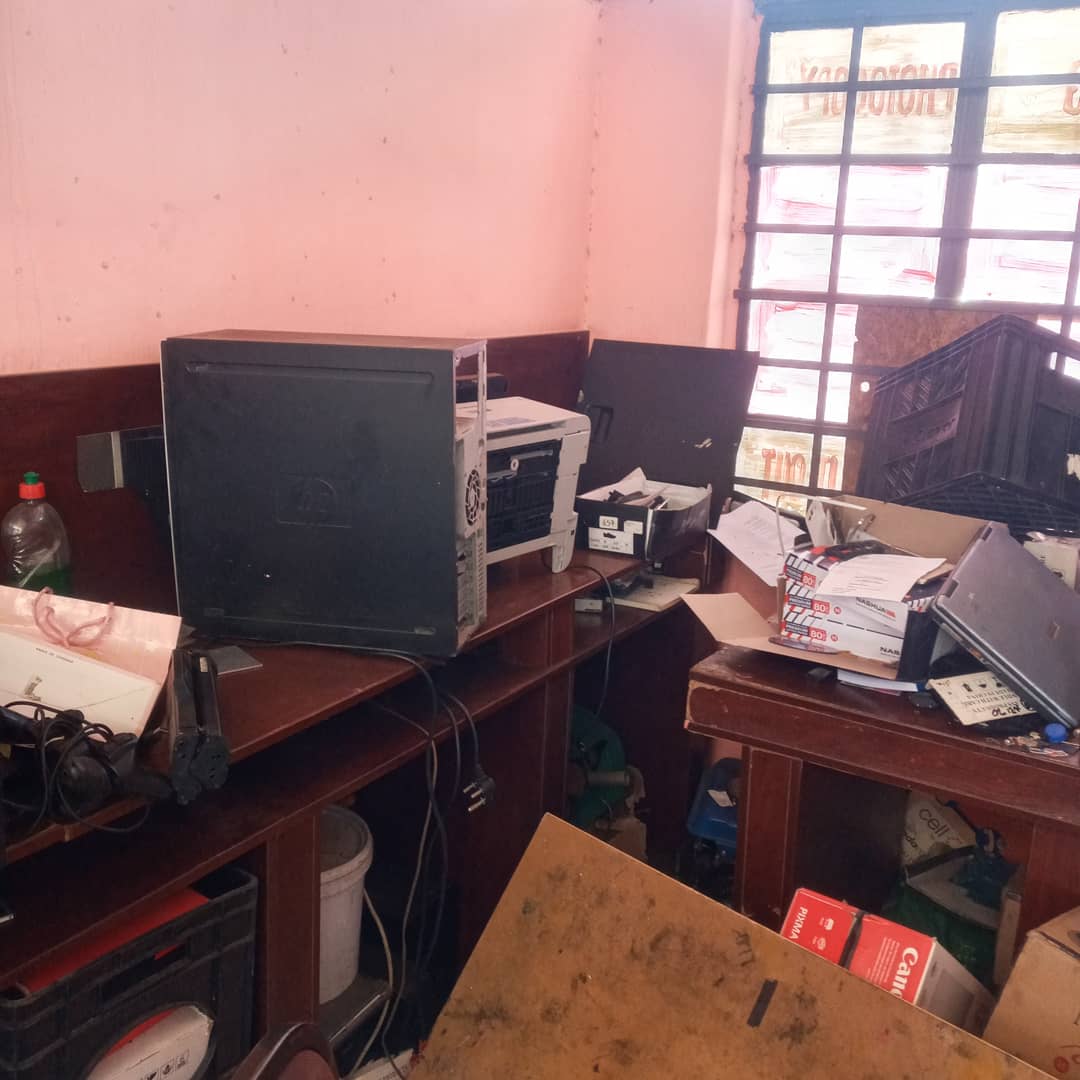 _drewbae's tweet image. M also a victim.. dis is my shop,  dis is where when i wake up every morning go hustle for my kids  😔. They took almost everything 💔 . I don&apos;t know where to start now 🤦‍♂️🤦‍♂️🤦‍♂️