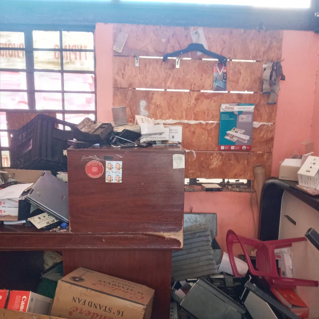 _drewbae's tweet image. M also a victim.. dis is my shop,  dis is where when i wake up every morning go hustle for my kids  😔. They took almost everything 💔 . I don&apos;t know where to start now 🤦‍♂️🤦‍♂️🤦‍♂️