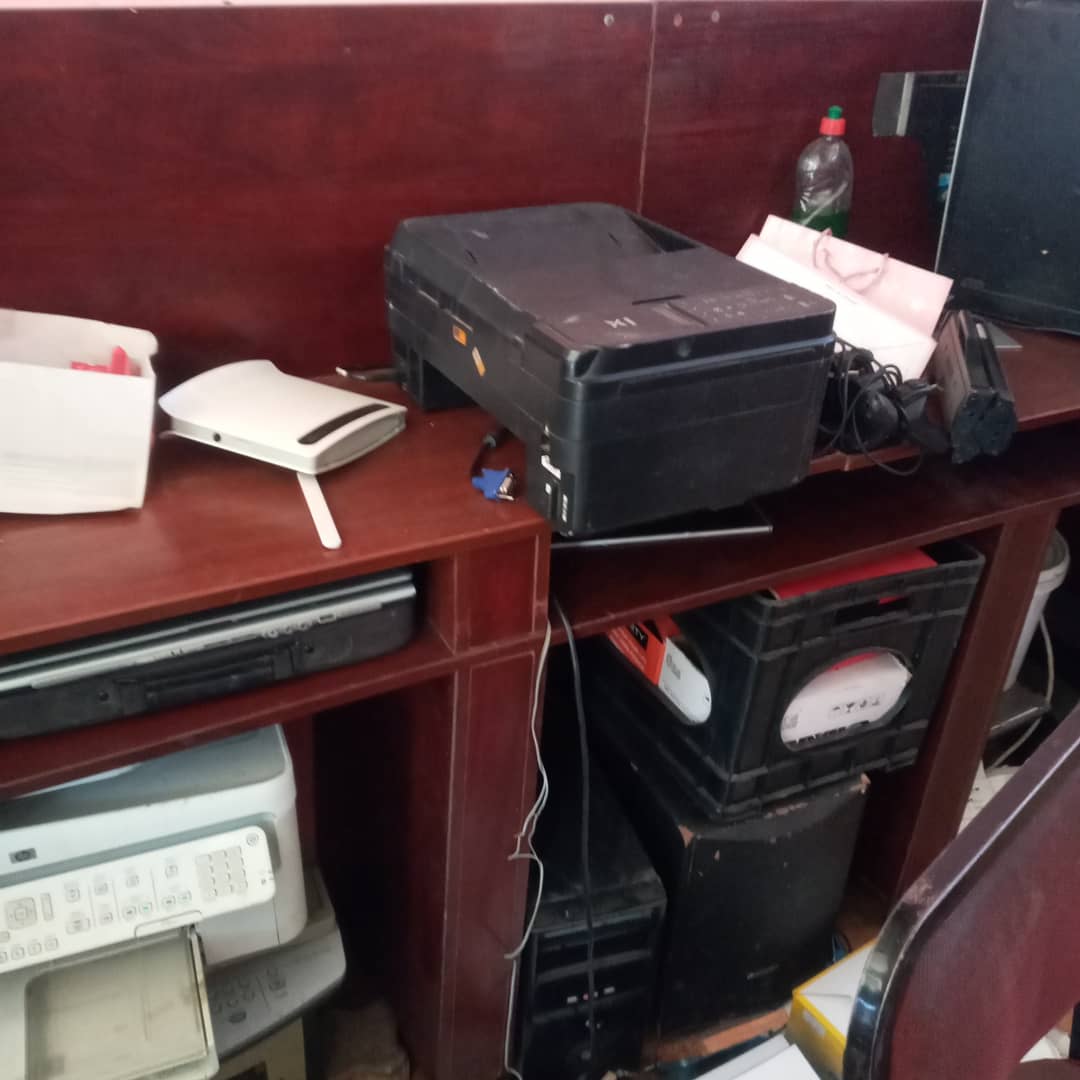 _drewbae's tweet image. M also a victim.. dis is my shop,  dis is where when i wake up every morning go hustle for my kids  😔. They took almost everything 💔 . I don&apos;t know where to start now 🤦‍♂️🤦‍♂️🤦‍♂️