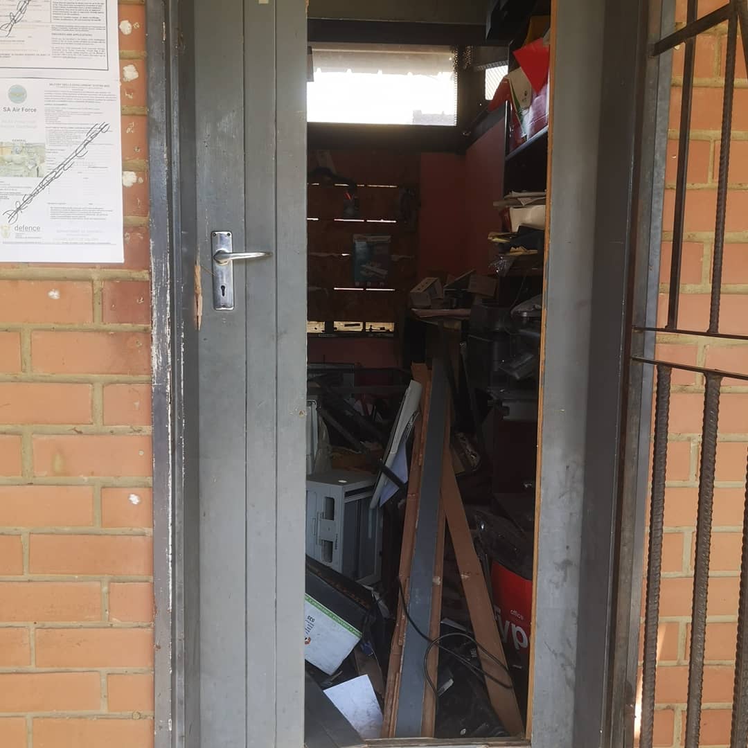 _drewbae's tweet image. M also a victim.. dis is my shop,  dis is where when i wake up every morning go hustle for my kids  😔. They took almost everything 💔 . I don&apos;t know where to start now 🤦‍♂️🤦‍♂️🤦‍♂️