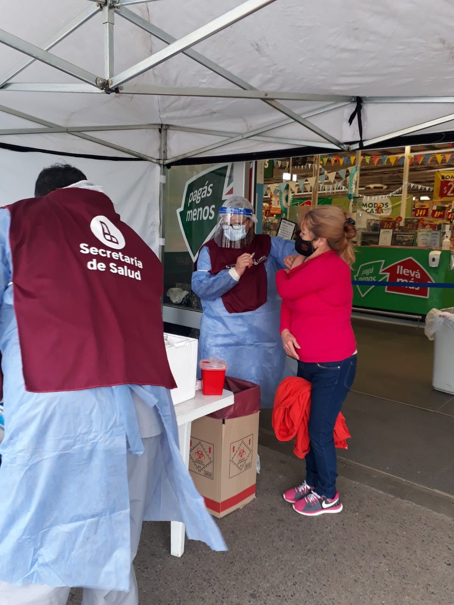 Junto a las comunidades de Roque Saenz Peña y <a href="/lanusmunicipio/">Lanús Gobierno</a>, brindamos apoyo en la prevención de COVID19 con la instalación de vacunatorios móviles en los estacionamientos para la aplicación de las vacunas antigripales, neumonía y la segunda dosis de Astrazeneca. #Compromiso