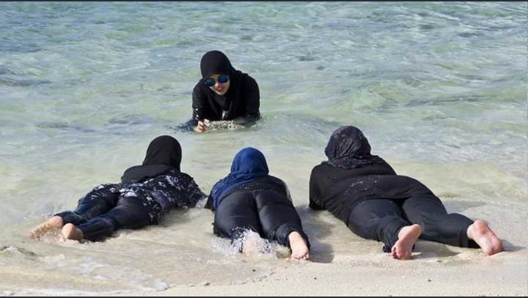 امي و اخواتي على البحر حاطين طيازهم عشان كل اللي رايح و اللي جاي يشوف لحمهم الرخيص 🍑🔥