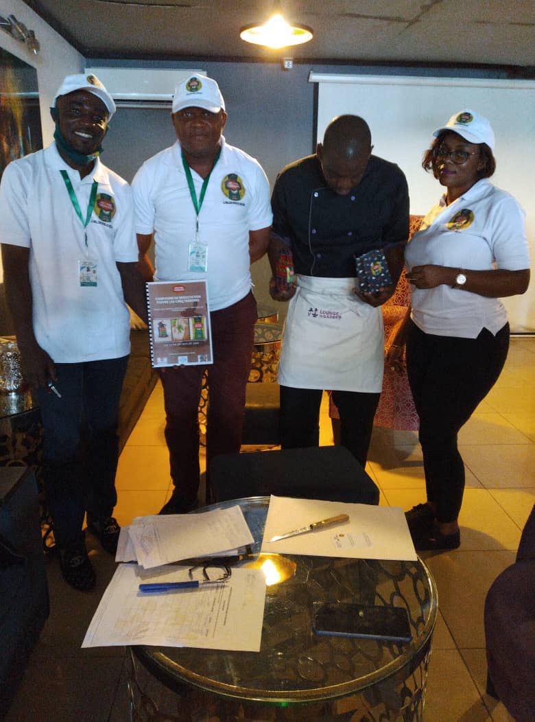 Poivre5Terroirs's tweet image. Pour la première étape de cette campagne,notre équipe a été reçue par les chefs cuisiniers de l'hôtel Sawa novotel et Restaurant Lounge Garden.Ce fut un grand moment d'échange sur les arômes, le parfum et la qualité de notre poivre grand cru. #Poivre #Poivre237