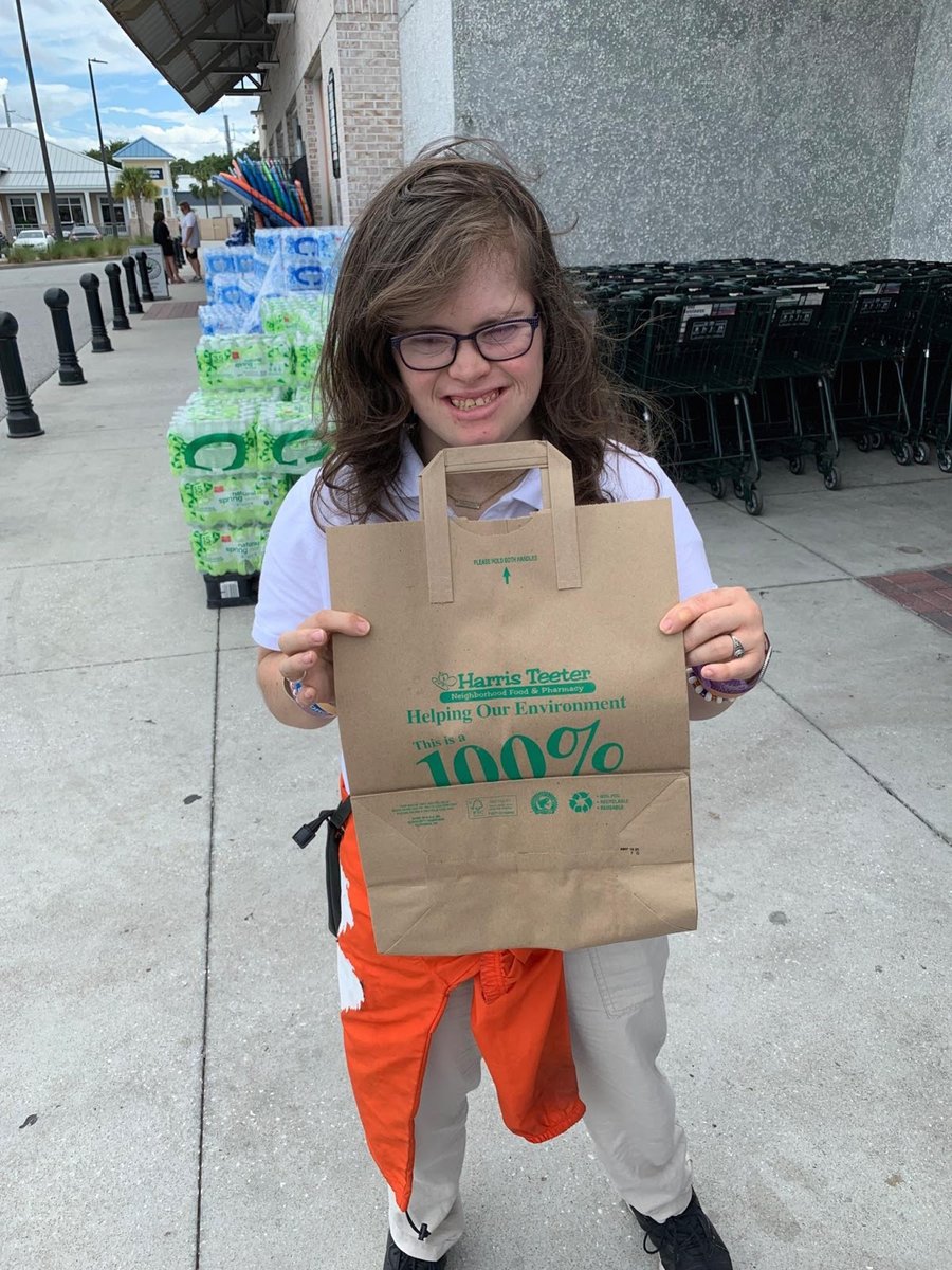 LuckyDog_News's tweet photo. Grace Myatt is a shining star at the Isle of Palms Harris Teeter. https://t.co/V6NRa6B2dM https://t.co/yAQxDbvZsZ