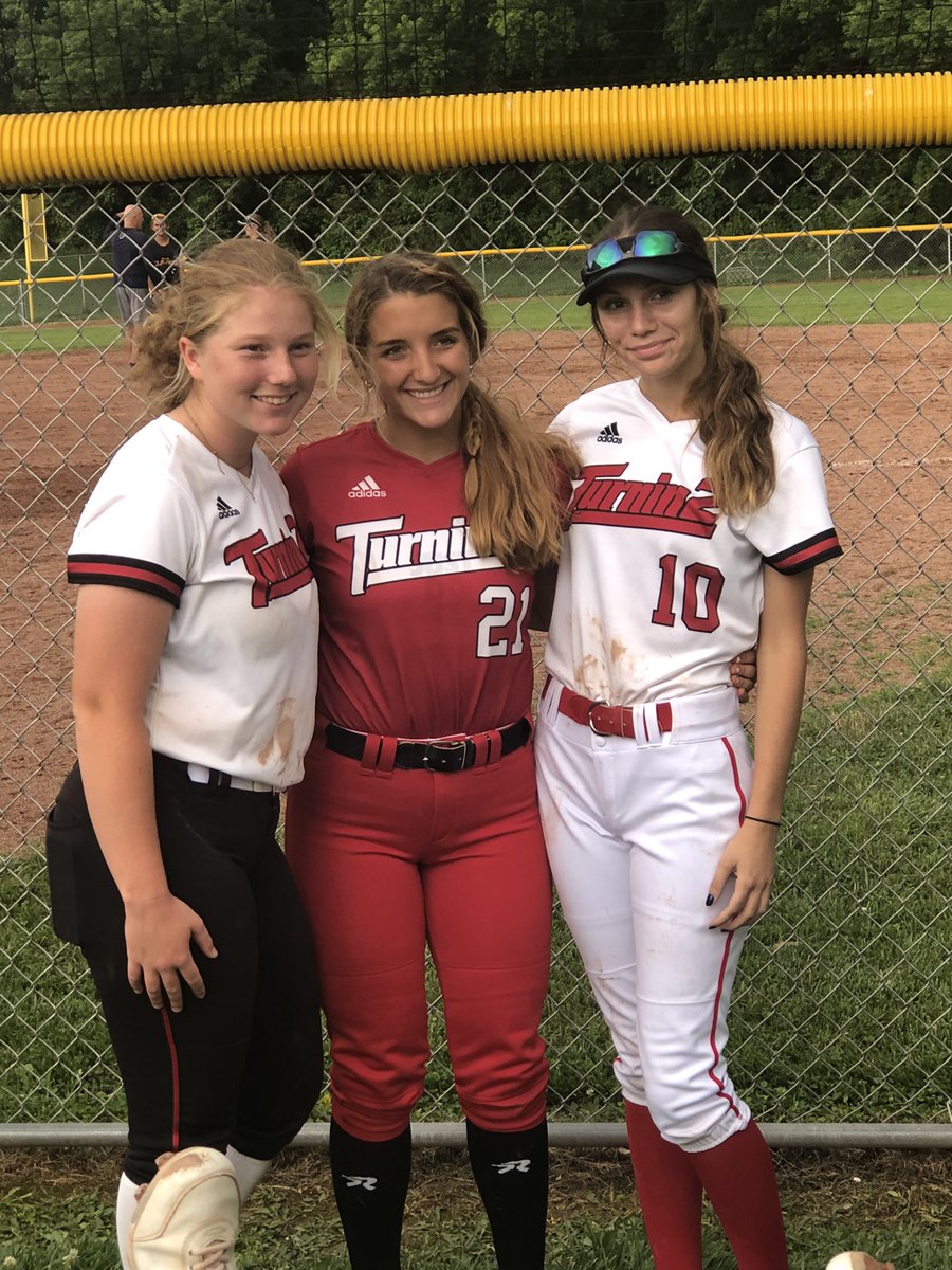 lilymsmith12's tweet photo. Finished a great camp today with my teammates @LindeeRosekrans @megansoftball05!! Thanks to all the coaches that ran it and spending there day helping! @NDsoftball @detroitmercy @OaklandSoftball @GyreneSoftball https://t.co/Y27e31R3Qh