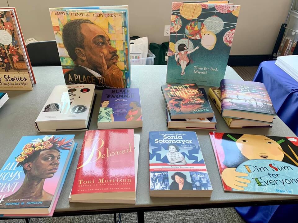 EMAC_NSEA's tweet photo. EMAC sharing amazing reads that feeds your soul at NSEA-U 2021. 🍎
#youbelong @nsea_org #nseau21 https://t.co/Ukqj1wtKNe