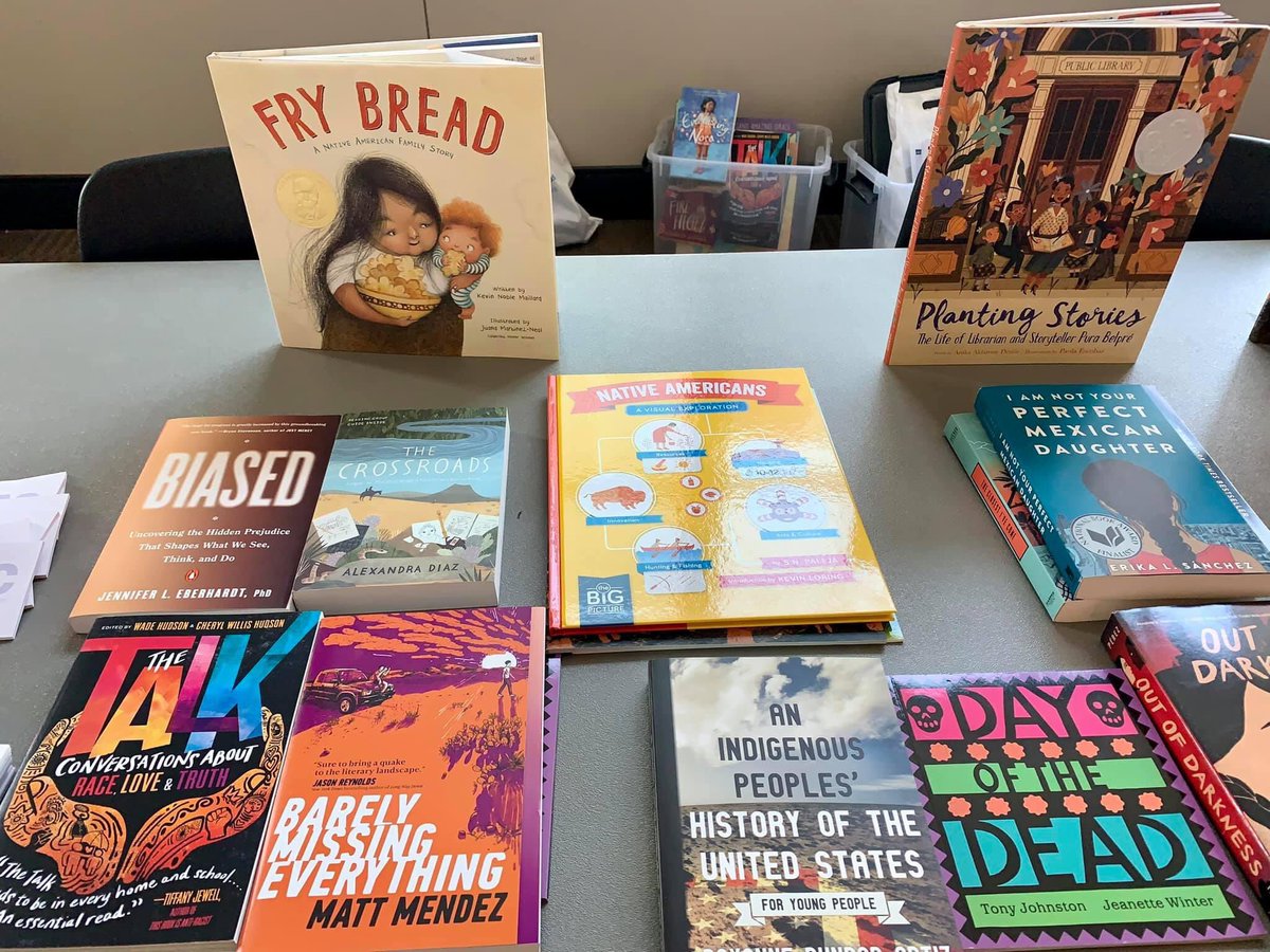 EMAC_NSEA's tweet photo. EMAC sharing amazing reads that feeds your soul at NSEA-U 2021. 🍎
#youbelong @nsea_org #nseau21 https://t.co/Ukqj1wtKNe