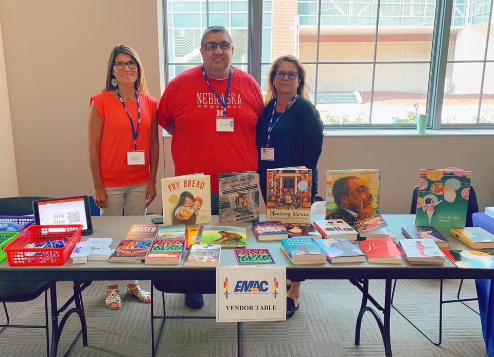 EMAC_NSEA's tweet photo. EMAC sharing amazing reads that feeds your soul at NSEA-U 2021. 🍎
#youbelong @nsea_org #nseau21 https://t.co/Ukqj1wtKNe