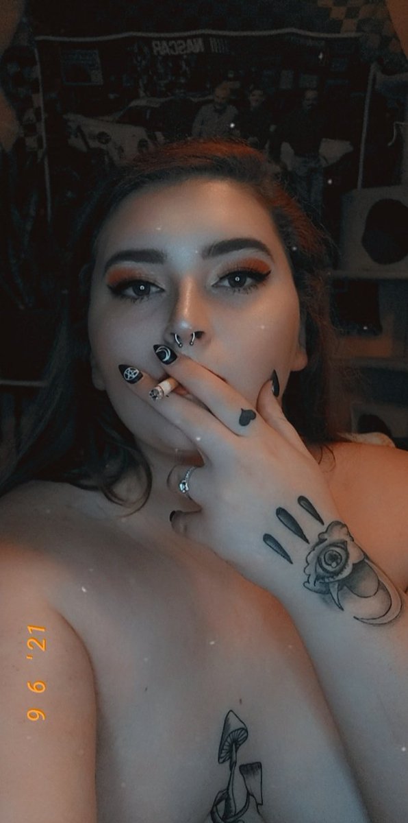 Poisonivy427's tweet photo. Smokeing hot 🥵 litterally 😈 I'm kink friendly. #smokeing #gothgirl #bbw https://t.co/NE1Tpdyjon