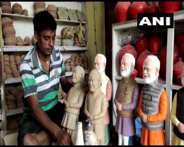 ANI's tweet photo. Bihar: Muzaffarpur-based sculptor Jai Prakash carved statue of PM Narendra Modi to be used as money storage bank

I got idea of making this when PM announced Janata Curfew last year. He has been making efforts to save country. I decided to make it to save money:He said y'day(1/2) https://t.co/iKTzwUUgLJ