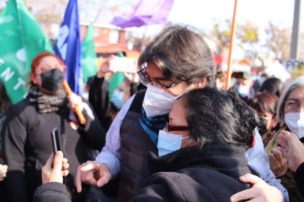 danieljadue's tweet photo. En La Pintana abordamos con vecinos y vecinas de San Francisco la urgente necesidad de dejar atrás el egoísmo de este modelo que no garantiza ni trabajo ni educación ni menos vivienda digna. Para iniciar este trayecto transformador hay q votar el domingo! #SinJulioNoHayNoviembre https://t.co/fl32S3PIh8