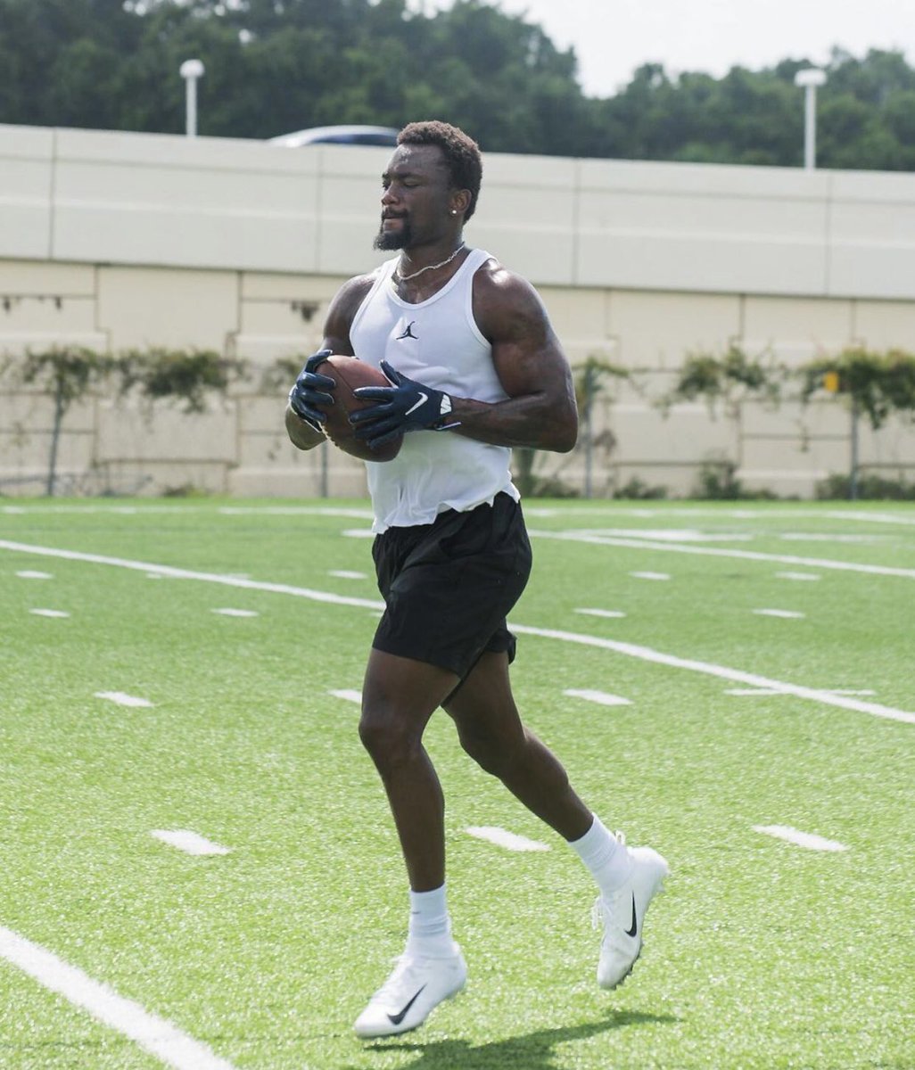 HomeoftheJets1's tweet photo. Boys putting in that pre training camp work down in Tampa 👀‼️

(📸/IG: @shotsbyeli) 

#Jets https://t.co/mge5D048gK