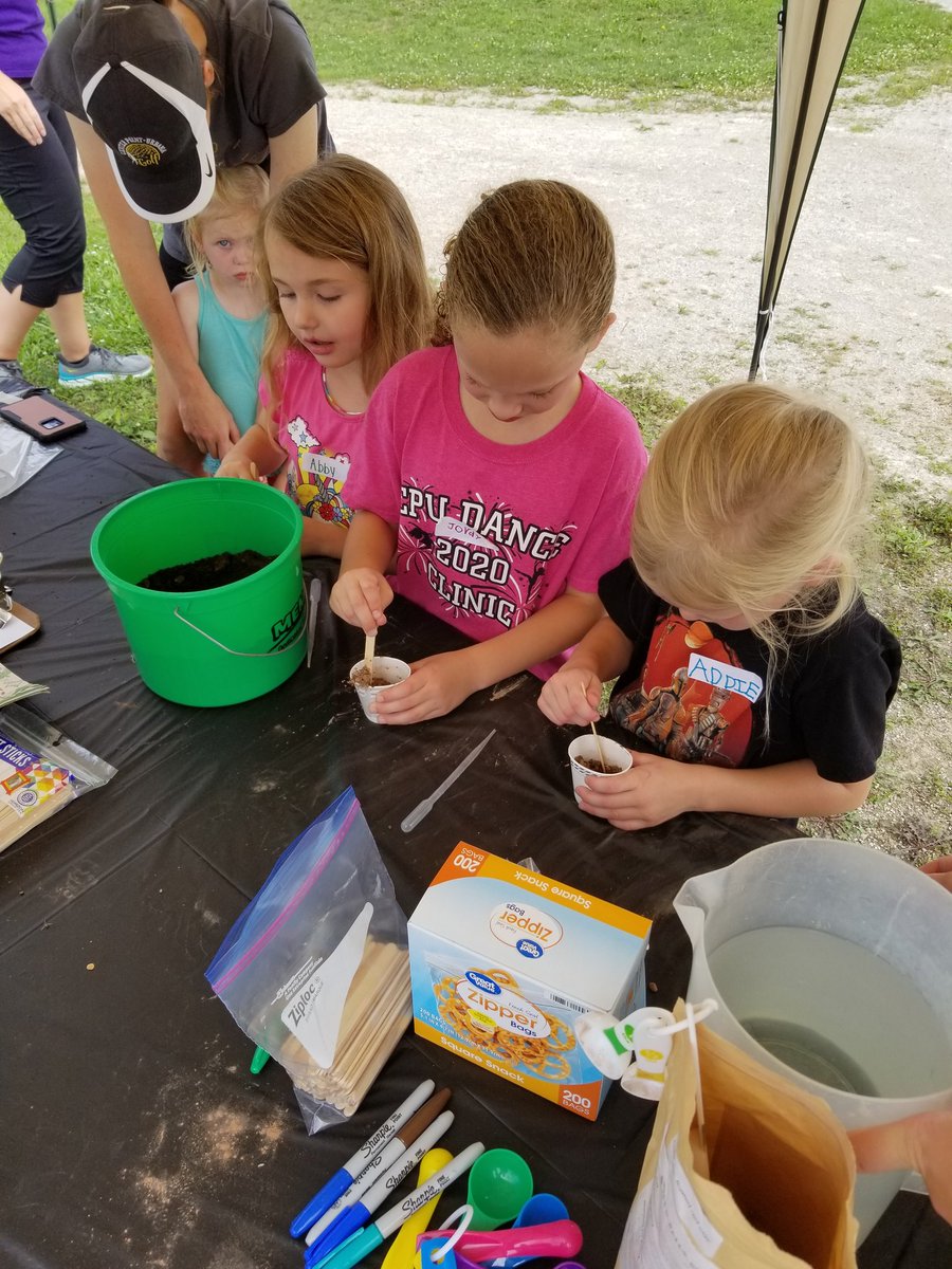 mjamesagd's tweet photo. Great job to CPU's Pointer Planters on hosting their first Little Sprouts event! We shared how plants grow, what parts of plants we eat and the importantance of plants to 60 kids today! It was so much fun! Thanks Paige @LinnCoAg  for joining us! #CPUSchools https://t.co/8pPPnHmCBi