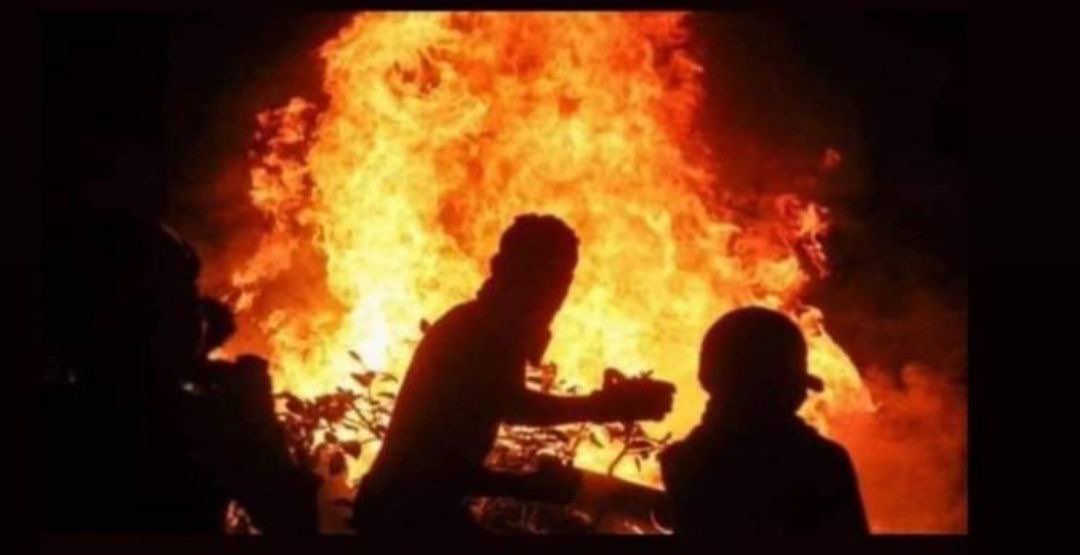 Лицо в пламени. Борьба огня и воды. Огненный демон. Лицо из пламени. Огонь человек огонь.