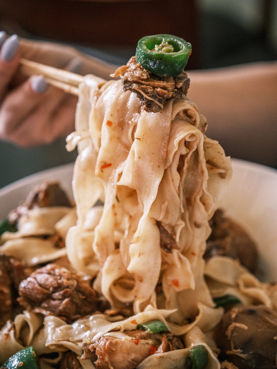 studpham's tweet image. noodle pulls are my favorites photos to take 🍜🤤