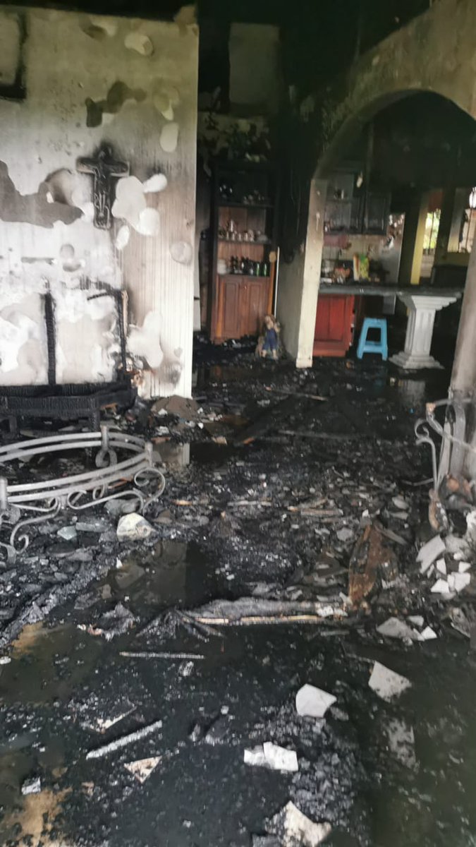 Hola hola! A un amigo se le quemó la casa hoy en la mañana. Él vive con los abuelitos, están bien pero perdieron mucho: ropa, cama, muebles. Si quieren ayudar con algún monto, por más pequeño que sea, se agradece muchísimo -