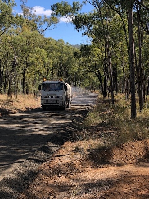 TMRQld's tweet photo. What's that following behind our truck?

Our RoadTek crews have been working with the Queensland National Parks team to seal the final length of O'Briens Road up to the Carnarvon Gorge Visitor Centre—so what's that mist behind the truck and what does it do? https://t.co/T3yOZT6CuR