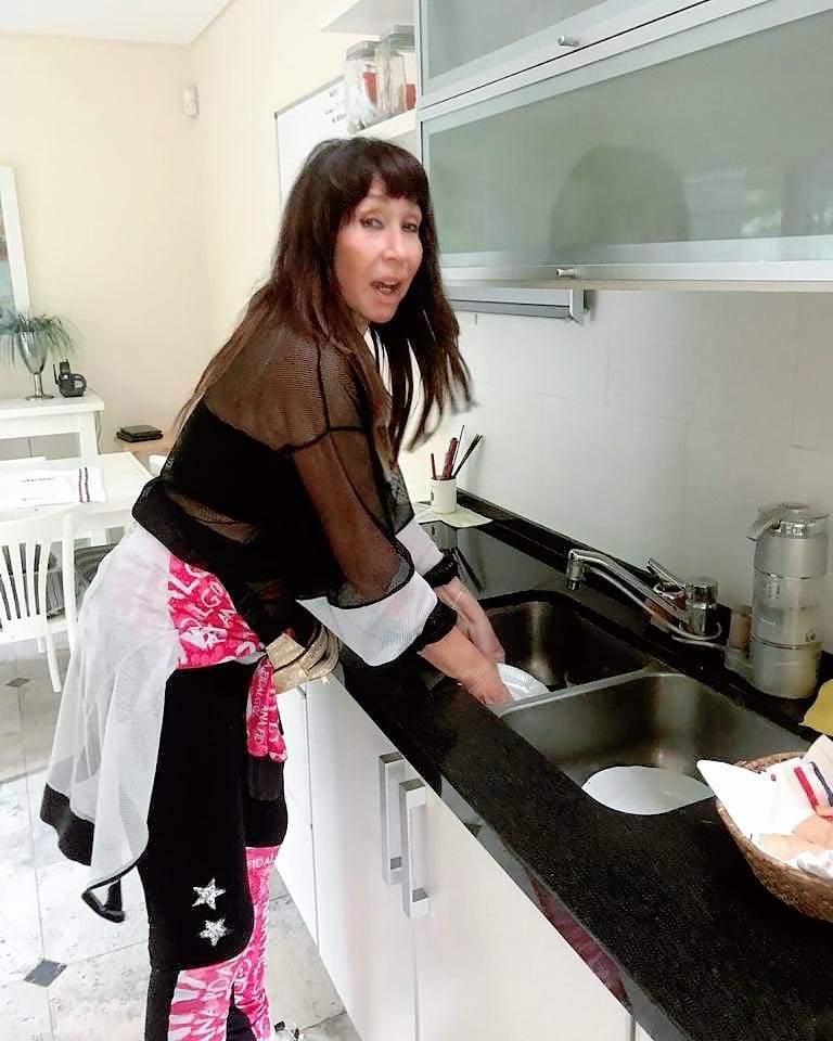 Moria_Casan's tweet photo. Sho en trance #DOÑA 🙉 Lavando un #plato "a lo que he shegado" vió? Secuencia y consecuencia del #CRUSH https://t.co/dPdPfMifML