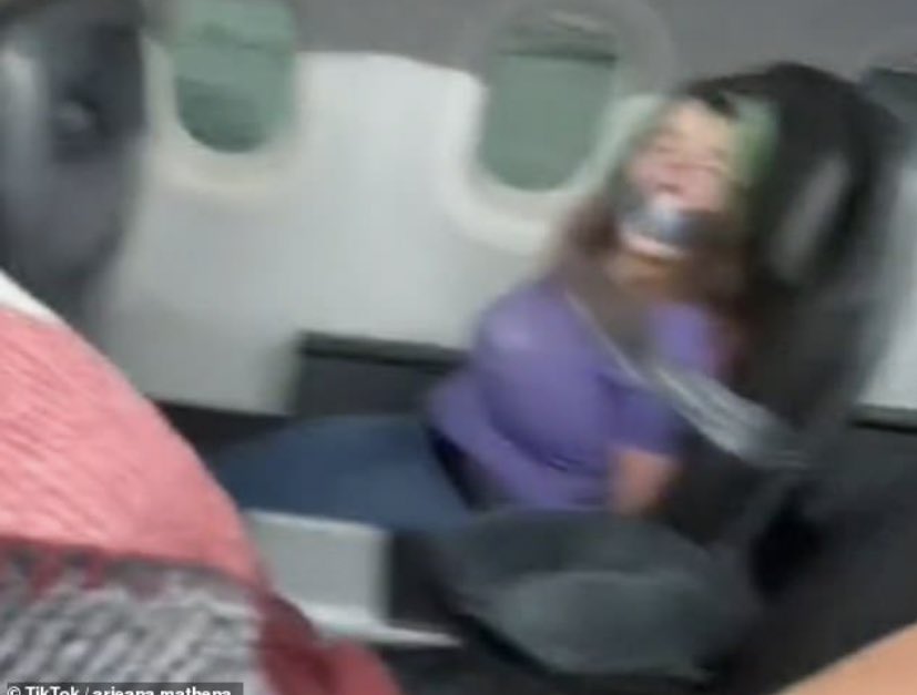 Открыл дверь в самолете. Буйная пассажирка в самолете. Драка женщин в самолете.