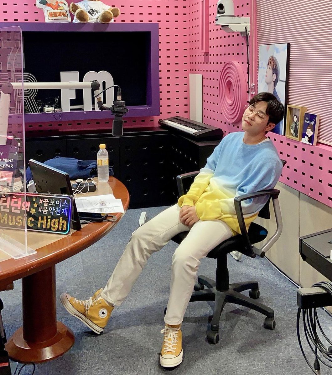 dindinph's tweet photo. [071321] 

@dindin_musichigh IG Update 

#DinMuha 

Temperature of the day...Humidity... 🌫 It's been a humid, humid day.💦
Let's have a refreshing end to the day with an honest, cool #screwed friend.🌼
Bora's on her way.💟 Gummy Gummy Gummy Gummy 😘 

#DindinsMusicHigh #Dindin https://t.co/pQzNLbQSuI