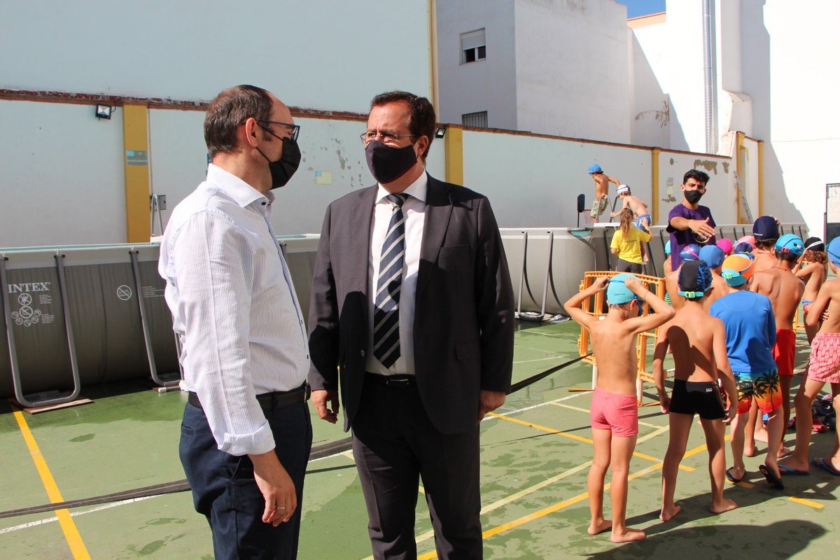 JuanC__Cabrera's tweet photo. Visitando la escuela de verano #Distritocascoantiguo. Un servicio totalmente gratuito de Conciliación familiar:  ocio y tiempo libre. Actividades lúdico educativas con juegos y actividades acuáticas, visitas y excursiones etc. En julio y agosto. @Ayto_Sevilla https://t.co/dNMjtBmxYL