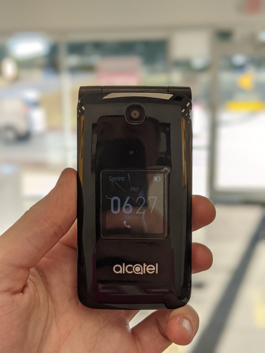 viktorvarepa's tweet photo. Our new temporary T-Mobile store phone is a flip phone right now which I think is funny so you better not call us quite yet haha π #flipphonelife https://t.co/pZXwwjj0dO