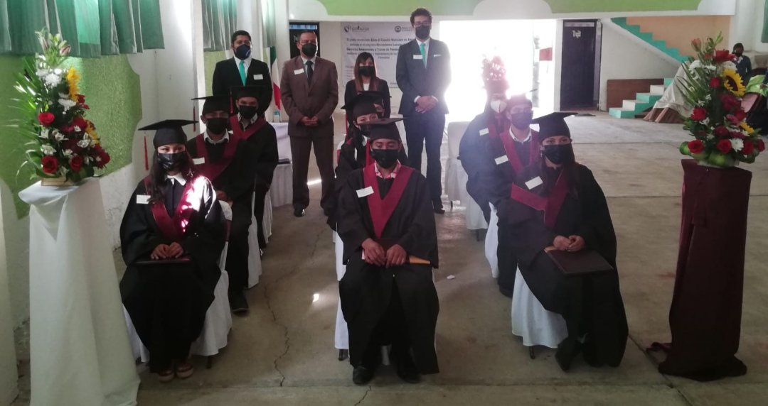 comunitario_41's tweet photo. El fruto de de su trabajo se refleja en este día generación 2018-2021 de Telebachillerato Comunitario Núm. 41, El Capulín, Amanalco. Muchas felicidades por el logro alcanzado! 🎉🎊✨
Agradecemos la presencia de nuestras autoridades educativas a este celebre y emotivo evento. https://t.co/yYvzqMlMDx