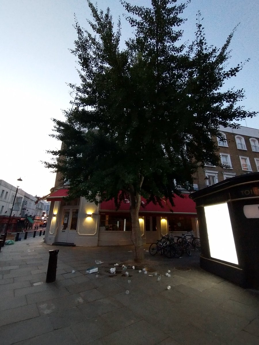 CurciEmanuela's tweet photo. #PortobelloRoad #CleanUp #EnvironmentProtection #England #lovewhereyoulive #London https://t.co/0WUzxbdMzS