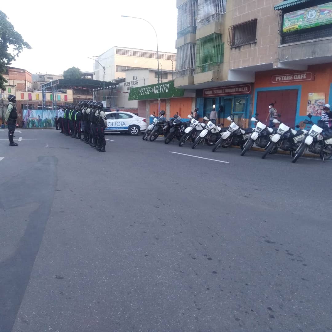 PolisucreOficia's tweet photo. #13deJulio | Despliegue Conjunto Estratégico de Seguridad Ciudadana Inteligencia Patrullaje y reacción Inmediata #Plan76 INPRI al servicio de la ciudadanía para garantizar la paz y seguridad de los habitantes del Gran Municipio Sucre
#Petare
@capitalzodi41
@PoliciaMiranda https://t.co/DBOPVEnTmv