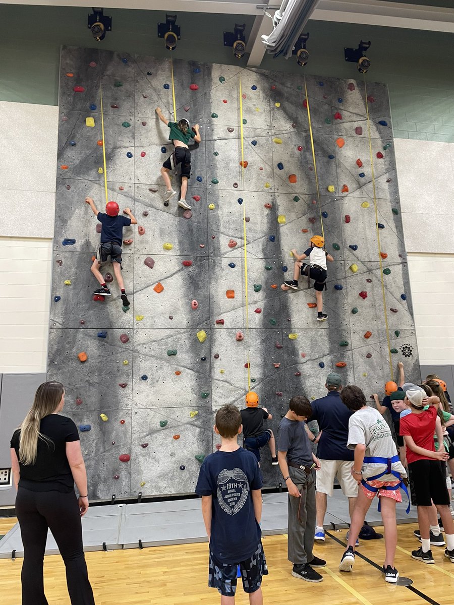 Duxbury_Police's tweet image. Junior Police Academy day 2 was a blast! Thank you to @duxbury_ps for organizing Project Adventure. The students had a great time 💪🏻